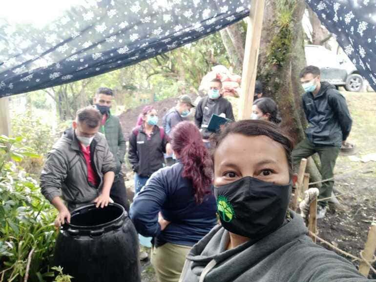 Carolina Mora con su grupo de trabajo en la huerta.