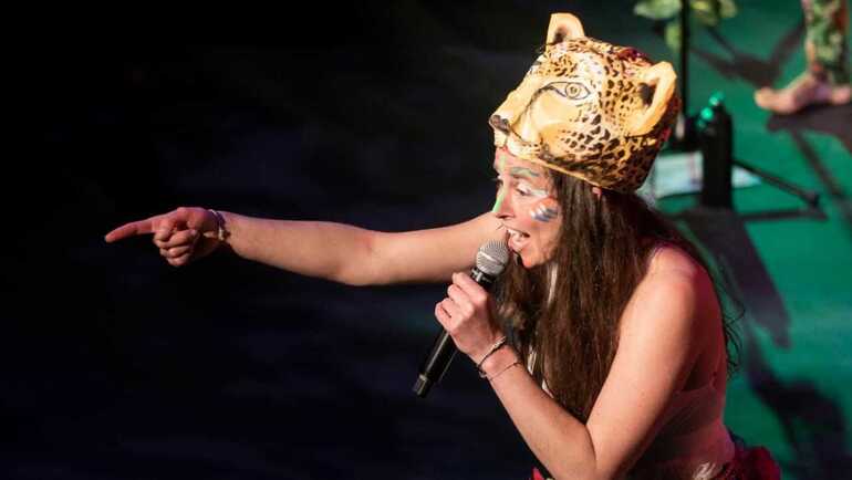 Tatiana Samper es la vocalista del grupo Colectivo Animal. Foto: cortesía Tatiana Samper cantando