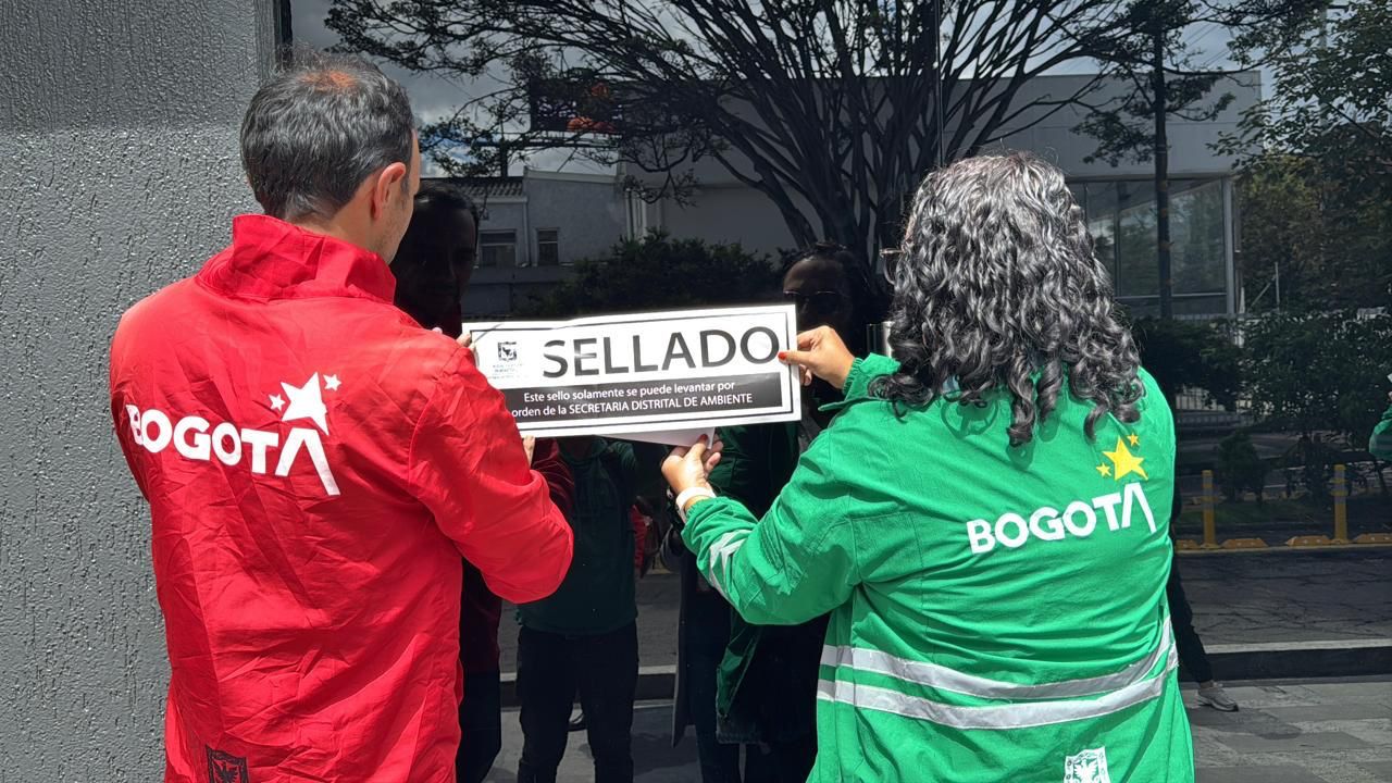 Alcaldía de Bogotá sella clínica de cirugía plástica por arrojo de residuos biológicos en vía pública